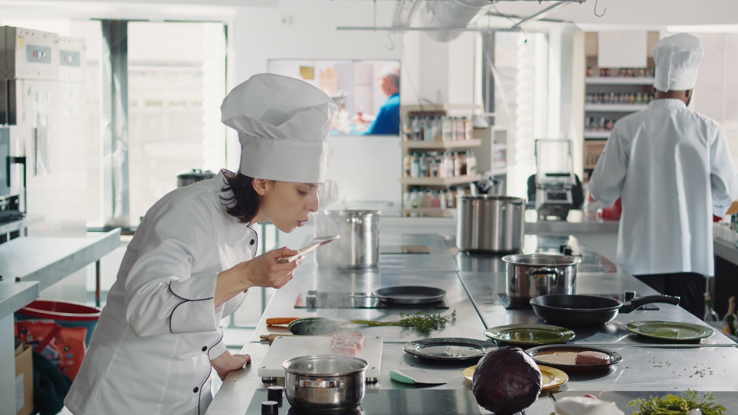 רוכשים מיומנות מקצועית: מה לומדים בלימודי בישול?
